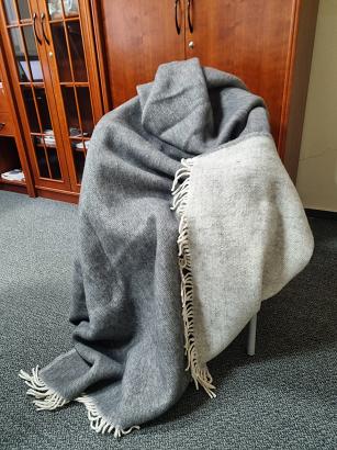 Koc wełniany jagnięcy z jasnymi frędzlami 150x200 dwustronny antracytowy jasnoszary