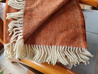 Koc wełniany z frędzlami 150x200 DIAGONAL wełna nowozelandzka terakota
