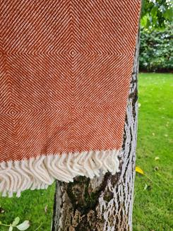 Koc wełniany z frędzlami 150x200 DIAGONAL wełna nowozelandzka terakota