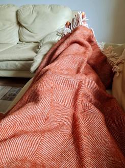 Koc wełniany z frędzlami 150x200 DIAGONAL wełna nowozelandzka terakota