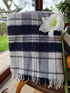 Koc wełniany z frędzlami 100% WEŁNA duża krata granatowa