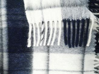 Koc wełniany z frędzlami 100% WEŁNA duża krata granatowa