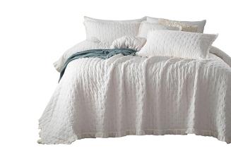 Narzuta dekoracyjna karbowana struktura Amour 200x220 biała z falbanką i pikowaniem