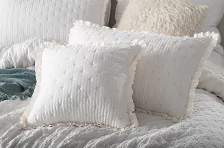 Narzuta dekoracyjna karbowana struktura Amour 200x220 biała z falbanką i pikowaniem