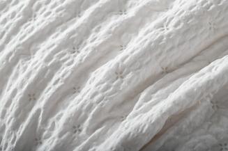 Narzuta dekoracyjna karbowana struktura Amour 200x220 biała z falbanką i pikowaniem