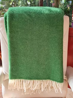 Koc z wełny nowozelandzkiej MAGDA 150x200 diagonalny zielony