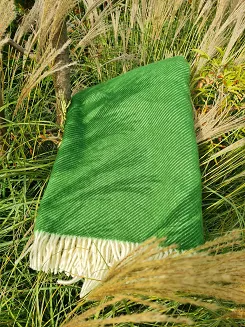Koc z wełny nowozelandzkiej MAGDA 150x200 diagonalny zielony