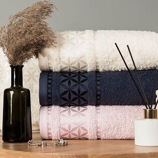 Ręcznik bawełniany PAOLA 70x140 pudrowy z bordiurą w rozety