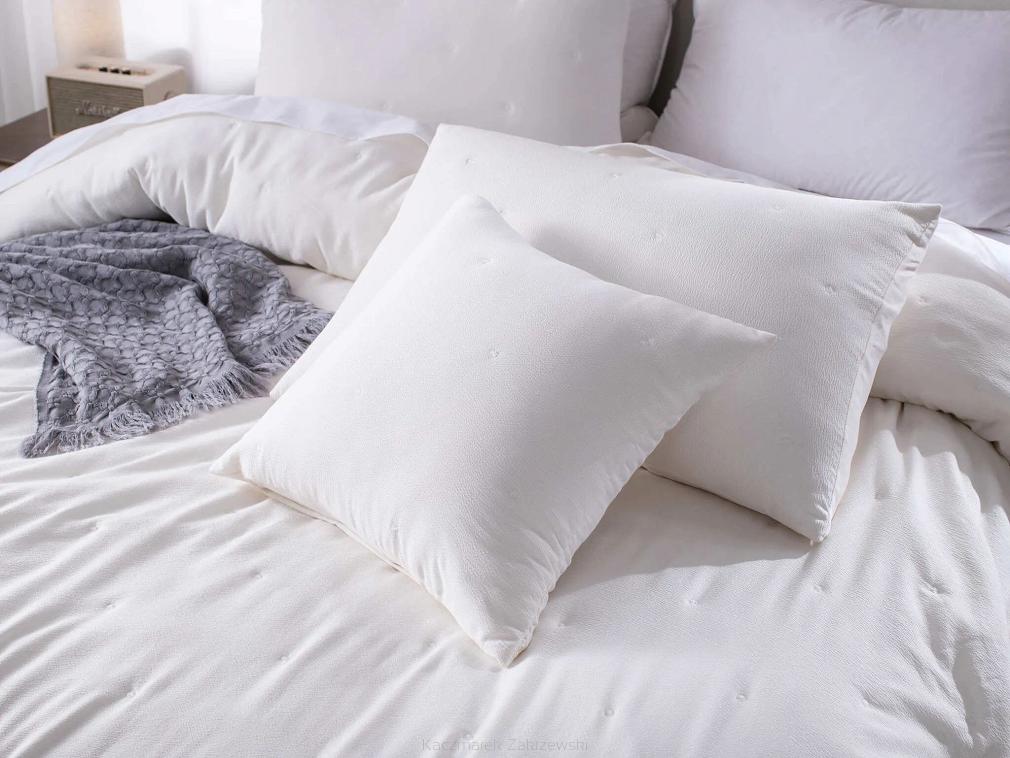 Poszewka fakturowana struktura do narzuty Dotta 45x45 kremowa z haftem kropek