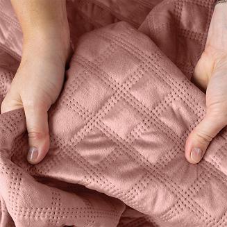 Narzuta dekoracyjna VELVI 220x240 pikowana w geometryczny wzór ciemnopudrowa