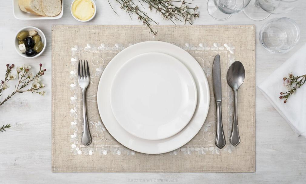 Serwetka podkładka dekoracyjna ADELINE 30x40 Eurofirany z dodatkiem lnu beżowa w białe haftowane kwiatuszki