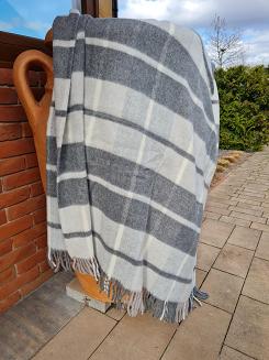Koc wełniany z frędzlami 160x200 kratka szara grafitowa