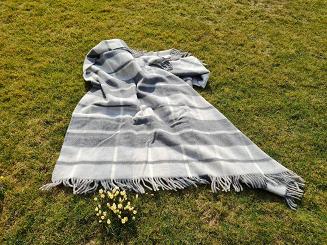 Koc wełniany z frędzlami 160x200 kratka szara grafitowa