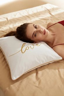 Poszewka dekoracyjna Love 45x45 welurowa biała ze złotym haftem i lamówką