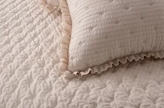 Narzuta dekoracyjna karbowana struktura Amour 160x220 beżowa z falbanką i pikowaniem
