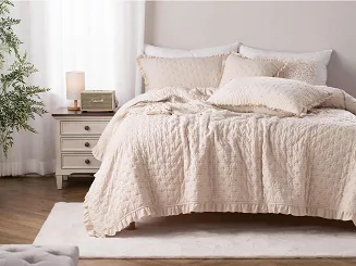 Narzuta dekoracyjna karbowana struktura Amour 160x220 beżowa z falbanką i pikowaniem