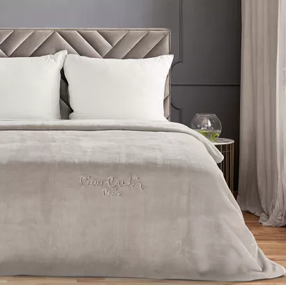 Koc Pierre Cardin CLARA1 160x220 Pierre Cardin Eurofirany ciemnobeżowy puszysty i ciepły haftowane l