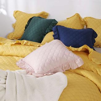 Narzuta dekoracyjna RUFFY 140x200 pikowana z falbanką musztardowa