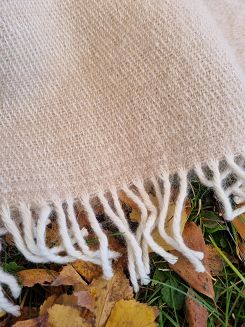 Koc wełniany jagnięcy z frędzlami 150x200 beżowy