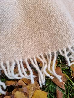 Koc wełniany jagnięcy z frędzlami 150x200 beżowy