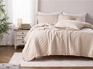 Narzuta dekoracyjna karbowana struktura Amour 200x220 beżowa z falbanką i pikowaniem
