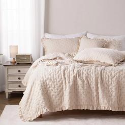 Narzuta dekoracyjna karbowana struktura Amour 200x220 beżowa z falbanką i pikowaniem