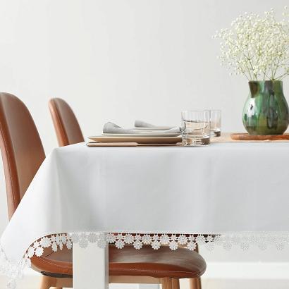 Obrus dekoracyjny LAURA 145x260 Eurofirany biały zdobiony na brzegach koronką w kwiaty