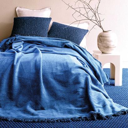 Koc bawełniano-akrylowy 150x200 ciemnoniebieski z frędzlami geometryczny drobny wzór