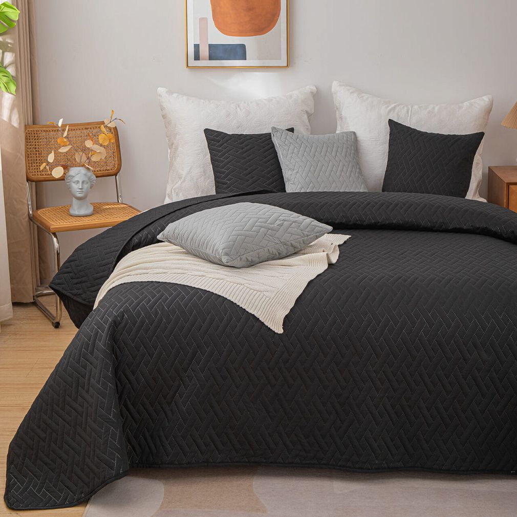 Narzuta dekoracyjna DASH 140x200 pikowana czarna