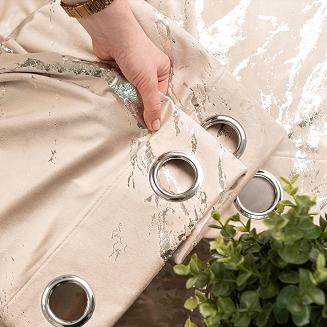 Zasłona gotowa na przelotkach MARMA 140x250 ciemnokremowa ze srebrnym nadrukiem