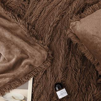 Koc narzuta na łóżko YETI 200x220 włochacz o strukturze futra brązowy