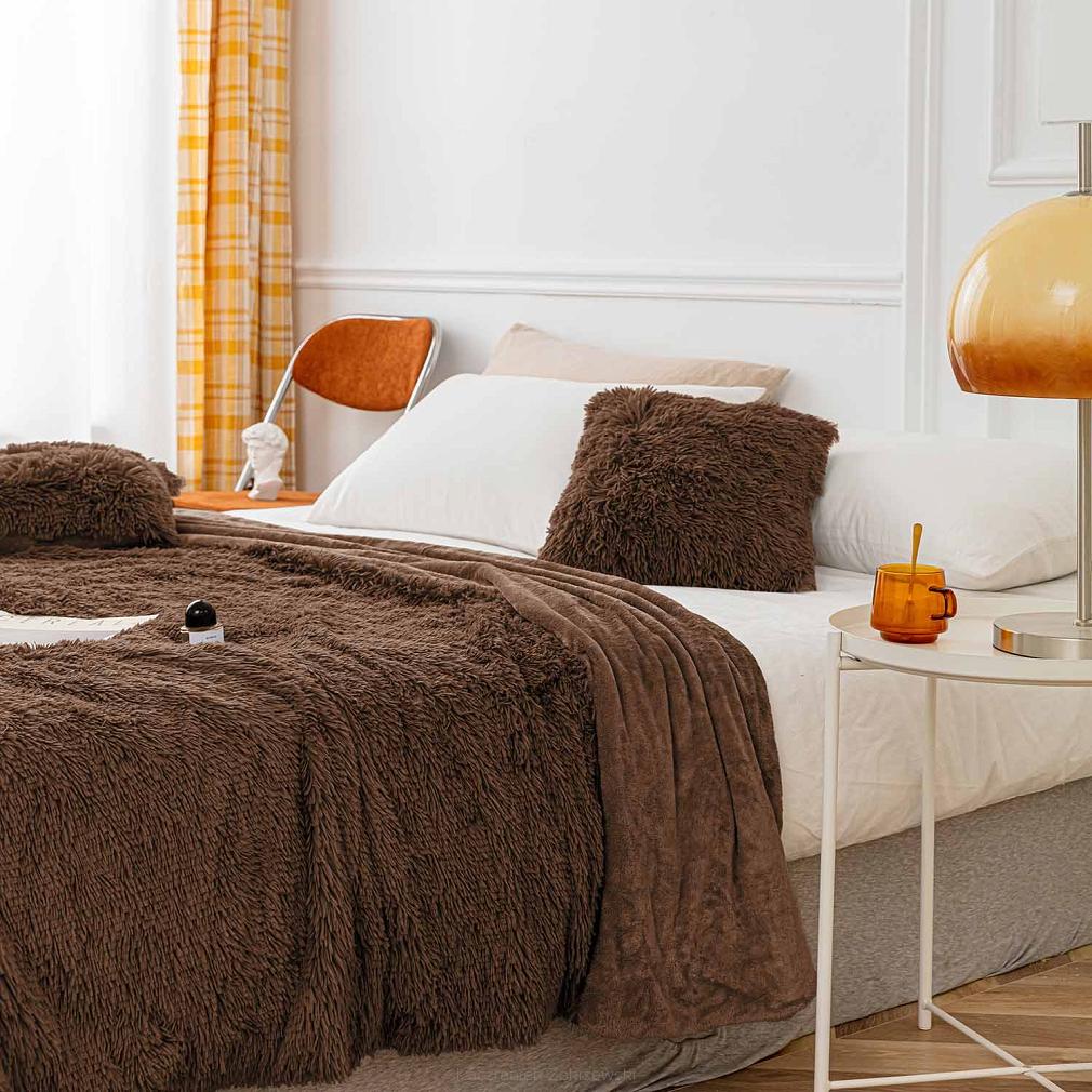 Koc narzuta na łóżko YETI 200x220 włochacz o strukturze futra brązowy