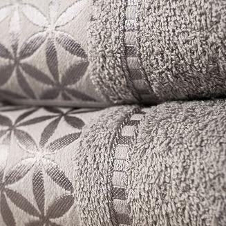 Ręcznik bawełniany PAOLA 70x140 szary z bordiurą w rozety