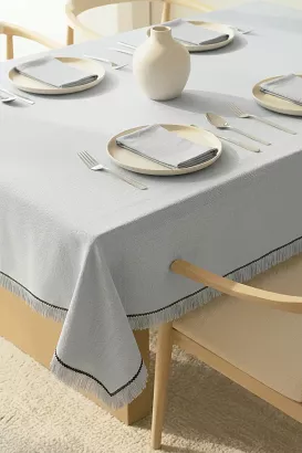 Obrus dekoracyjny NATUR 140x320 szary z frędzlami i kontrastowym przeszyciem przy krawędzi