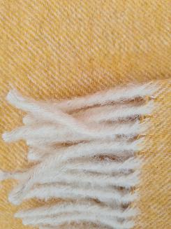 Koc wełniany z frędzlami 160x200 diagonalny musztardowy