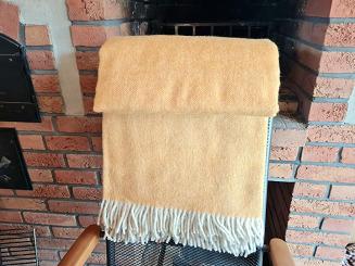 Koc wełniany z frędzlami 160x200 diagonalny musztardowy
