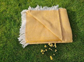 Koc wełniany z frędzlami 160x200 diagonalny musztardowy