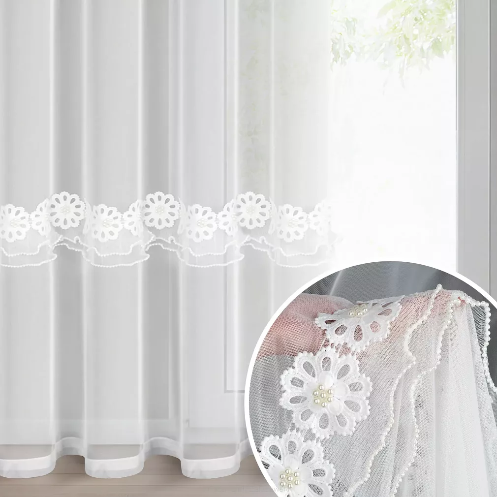 Firana gotowa na przelotkach ISOLA 140x250 Eurofirany biała z mikrosiateczki zdobiona kwiatową aplikacją i perełkami
