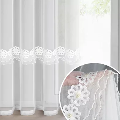Firana gotowa na przelotkach ISOLA 140x250 Eurofirany biała z mikrosiateczki zdobiona kwiatową aplikacją i perełkami