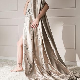 Zasłona gotowa na taśmie MARMA 140x250 ciemnokremowa ze srebrnym nadrukiem