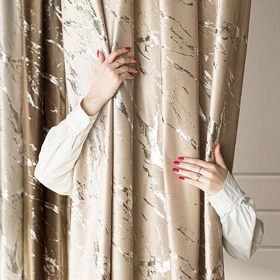 Zasłona gotowa na taśmie MARMA 140x250 ciemnokremowa ze srebrnym nadrukiem