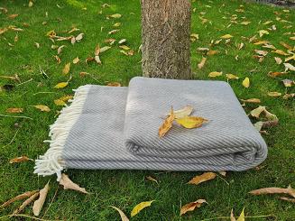 Koc z wełny nowozelandzkiej MAGDA 150x200 diagonalny szary