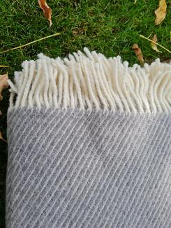 Koc z wełny nowozelandzkiej MAGDA 150x200 diagonalny szary