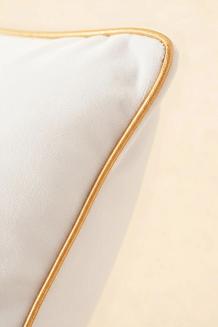 Poszewka dekoracyjna Merry 45x45 welurowa biała ze złotym haftem i lamówką