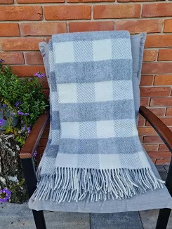 Koc wełniany jagnięcy z frędzlami 160x200 krata popielaty ekri
