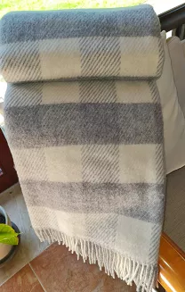 Koc wełniany jagnięcy z frędzlami 160x200 krata popielaty ekri