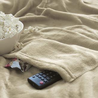 Koc narzuta BINGIE 150x180 miodowy z rękawami TV