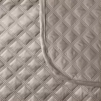 Narzuta dekoracyjna VELVI 170x210 pikowana w geometryczny wzór szarobeżowa