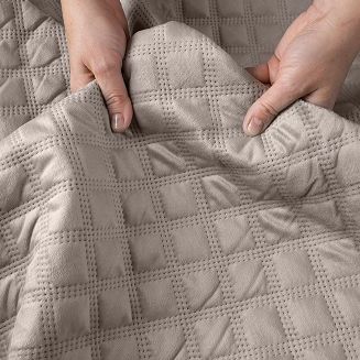 Narzuta dekoracyjna VELVI 170x210 pikowana w geometryczny wzór szarobeżowa