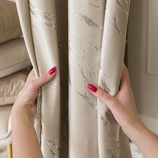 Zasłona gotowa na taśmie MARMA 140x250 jasnokremowa ze srebrnym nadrukiem